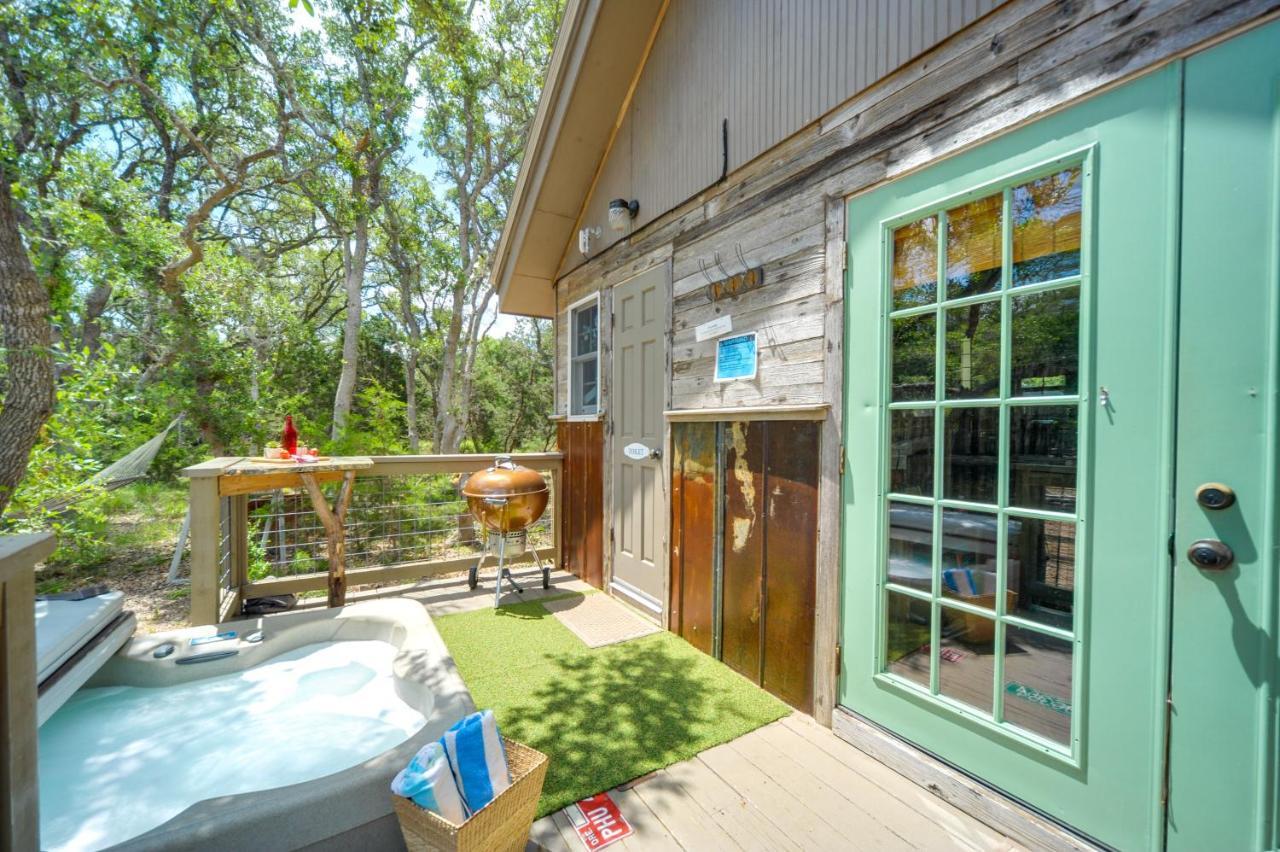 Snuggle Inn Wimberley Cabin With Fire Pit And Deck Bagian luar foto