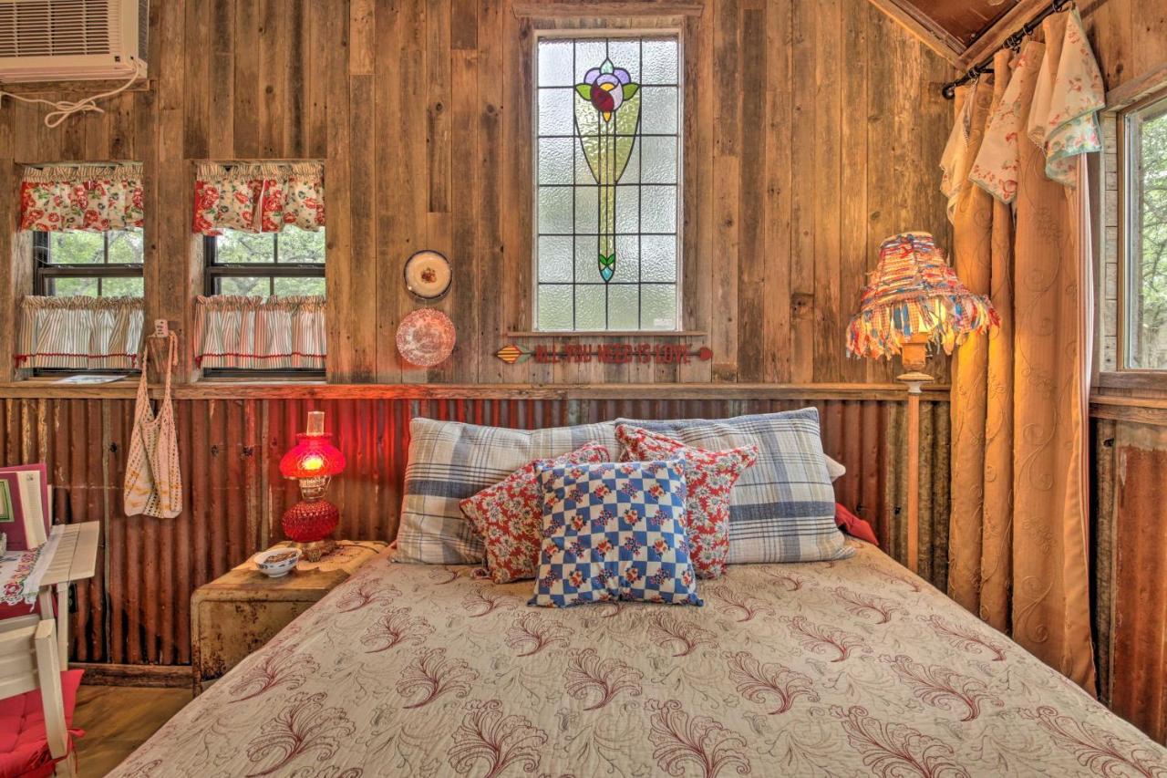 Snuggle Inn Wimberley Cabin With Fire Pit And Deck Bagian luar foto